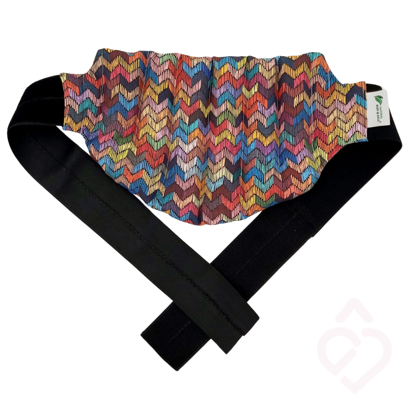Almofada Térmica Lombar em tecido Vibrante, com padrão em xadrez vermelho e cinta ajustável com velcro. Pode ser utilizada quente ou fria para ajudar a aliviar dores nas costas, tensão muscular e inflamações. O recheio de caroços de azeitona triturados adapta-se confortavelmente à zona lombar.