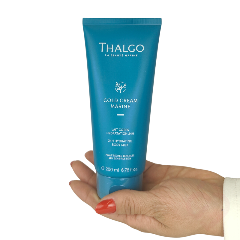 Leite corporal Thalgo Cold Cream Marine 24H Hydrating Body Milk, indicado para pele seca e sensível, proporcionando hidratação durante 24 horas e ajudando a nutrir, suavizar e devolver conforto à pele. Embalagem de 200 ml.