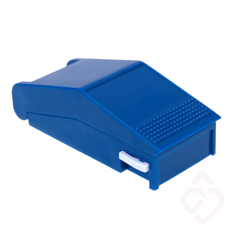 Partidor de comprimidos azul, com lâmina de corte e compartimentos para guardar os comprimidos.