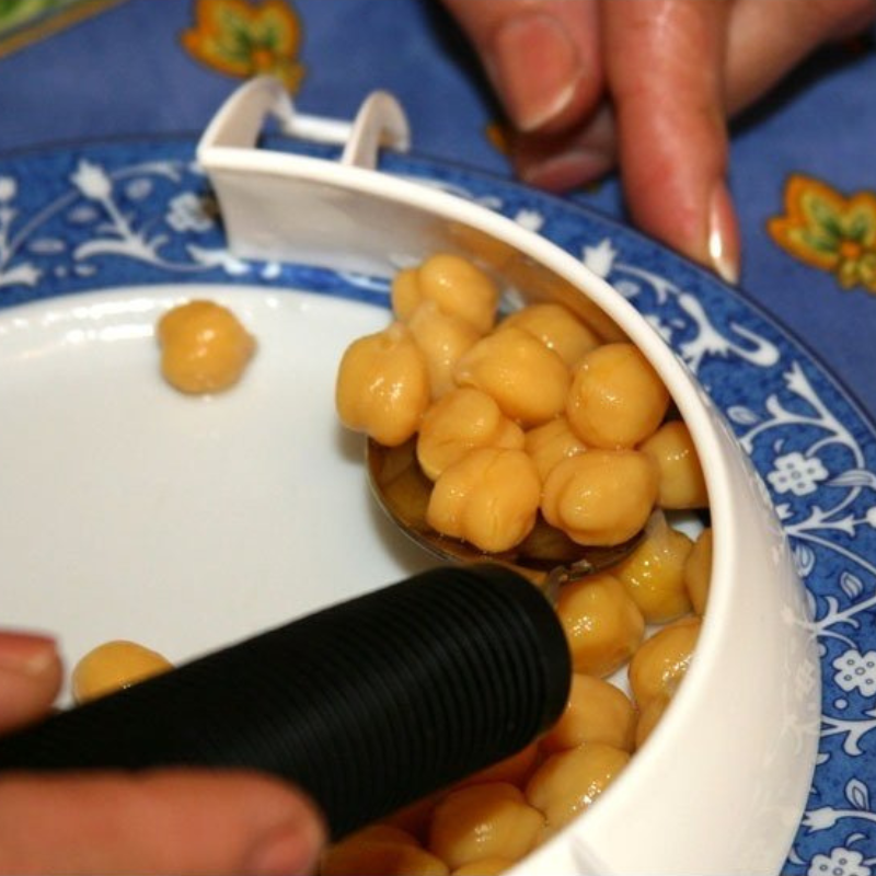 Rebordo para prato que evita a queda dos alimentos e ajuda a colocá-los no talher
