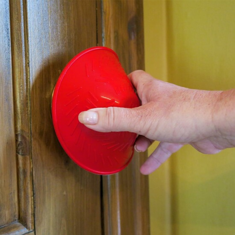 Abre-frascos antiderrapante vermelho utilizado para rodar uma maçaneta, facilita a abertura com menos esforço