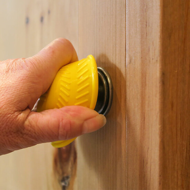 Abre-garrafas antiderrapante amarelo utilizado para abrir uma porta, facilita o movimento com menos esforço