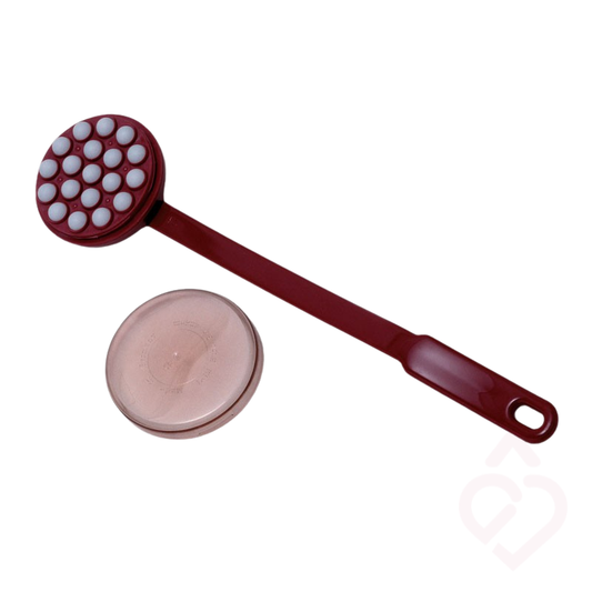 Aplicador de creme com cabo comprido e cabeça com esferas, concebido para aplicar e distribuir cremes ou loções em zonas do corpo de difícil alcance.