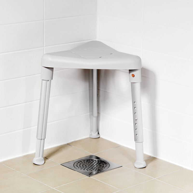 Banco triangular ideal para quem procura mais confiança e autonomia na rotina de banho, integrando-se facilmente em cabines de duche compactas.
