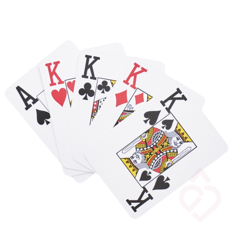 Cartas de jogar de tamanho grande, com números, letras e naipes de elevada visibilidade.