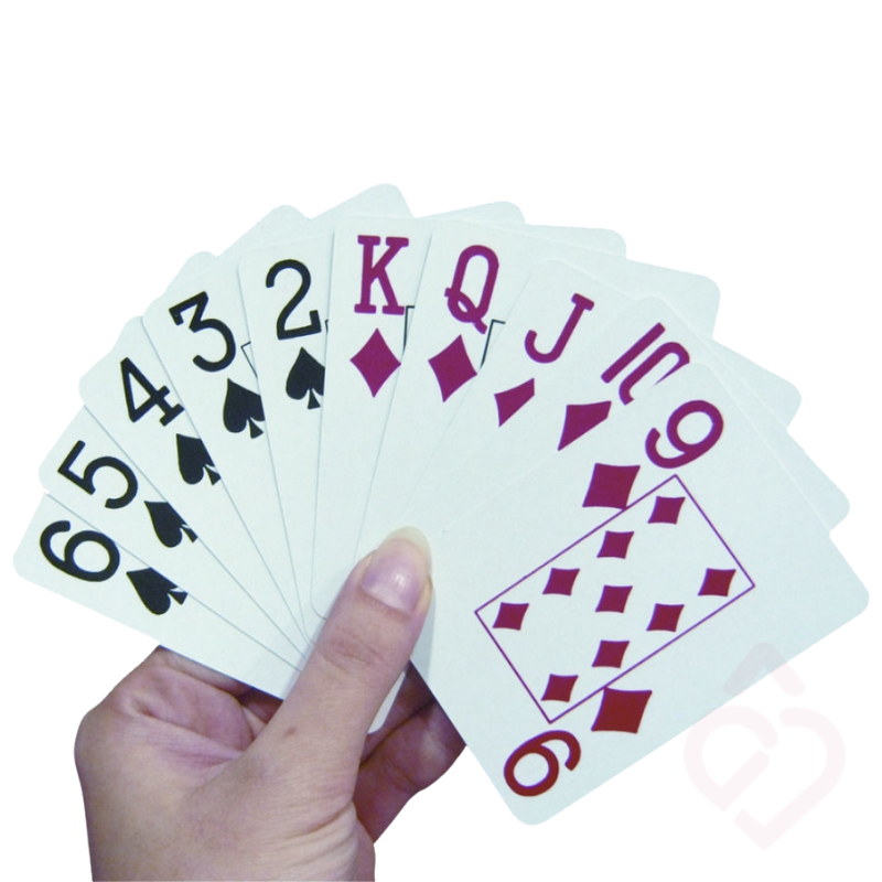 Mão a segurar várias cartas de jogar de tamanho grande, com números, letras e naipes de elevada visibilidade.
