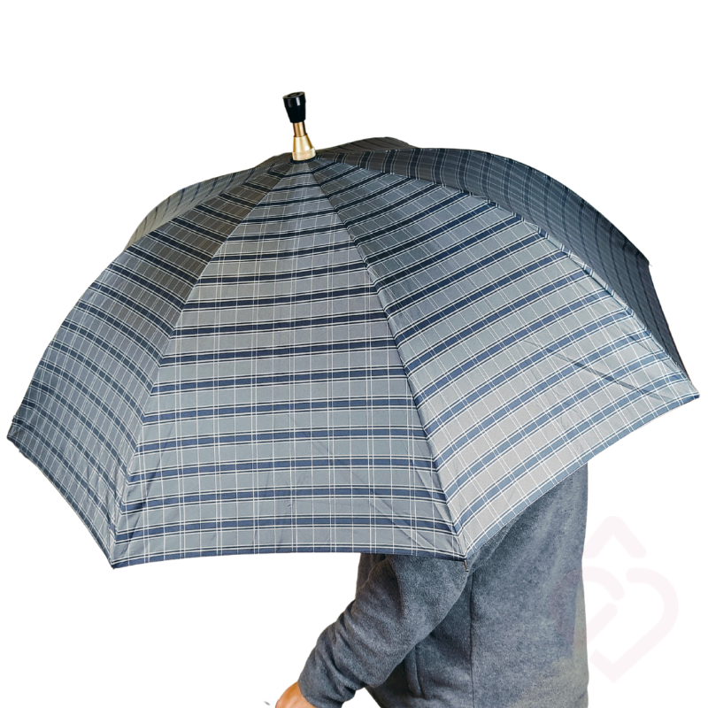 Bengala com chapéu de chuva integrado com tecido escuro às riscas.