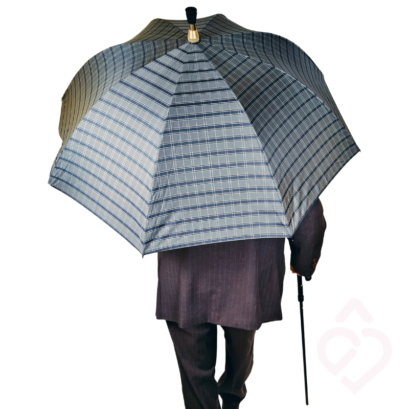 Bengala com chapéu de chuva integrado com tecido escuro às riscas.