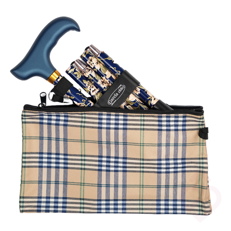 Bengala floral azul dobrada junto à bolsa de transporte com padrão xadrez