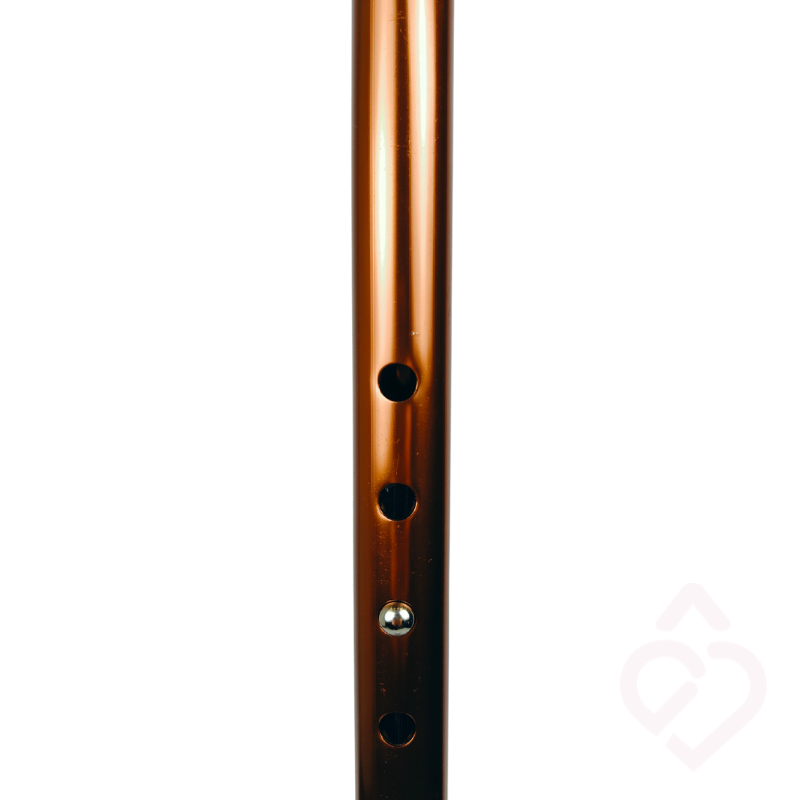 Sistema de regulação em altura da bengala quadripé bronze, com vários níveis de ajuste. Permite adaptar a altura da bengala ao utilizador, favorecendo uma postura mais confortável e segura durante a marcha.