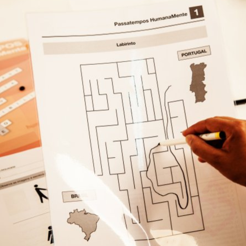 Exemplo de atividade do Bloco Passatempos HumanaMente, com exercício de labirinto que ajuda a estimular a atenção, a concentração, o raciocínio e a coordenação. Uma forma lúdica de exercitar as capacidades cognitivas e manter a mente ativa.