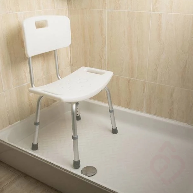 Cadeira de banho retangular com encosto instalada no duche, permitindo tomar banho sentado com maior conforto e autonomia, ajudando a reduzir o risco de quedas.