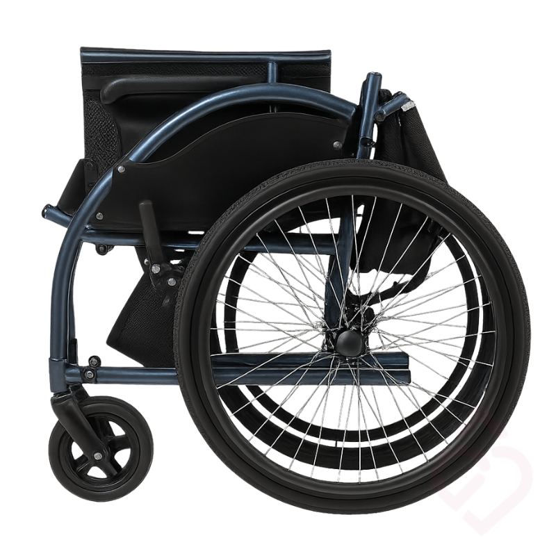 Cadeira de rodas manual dobrada, com estrutura compacta que facilita a arrumação e o transporte. O sistema dobrável permite ocupar menos espaço, tornando-a prática para transportar no automóvel ou guardar em casa.