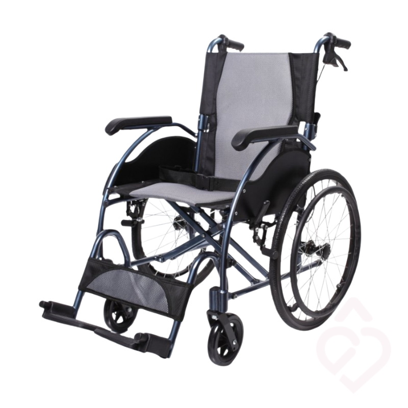 Cadeira de rodas manual leve e dobrável, concebida para facilitar a mobilidade de pessoas com dificuldade em caminhar. Possui rodas traseiras grandes para autopropulsão, travões para o acompanhante, apoios de braços e apoio de pés, proporcionando conforto, segurança e maior autonomia nas deslocações.