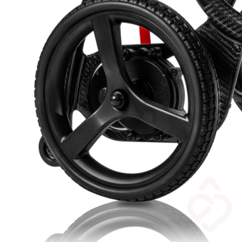 Roda traseira da cadeira de rodas elétrica Martinika Carbon 12Ah, concebida para proporcionar estabilidade, tração e uma condução segura e confortável em diferentes deslocações.