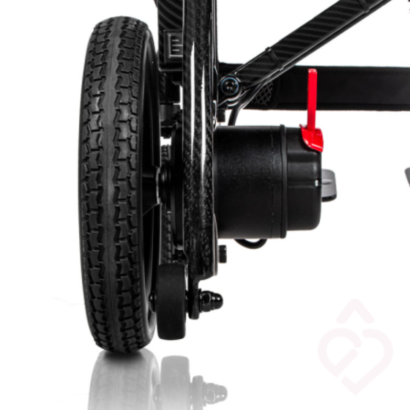 Motor e da roda traseira da cadeira de rodas elétrica Martinika Carbon 12Ah, com sistema de tração concebido para proporcionar uma condução estável, segura e eficiente.