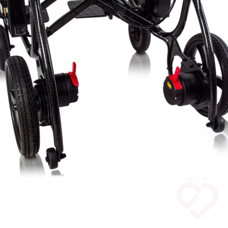 Detalhe dos dois motores e das rodas traseiras da cadeira de rodas elétrica Martinika Carbon 12Ah, com alavancas de desbloqueio que permitem alternar entre o modo elétrico e o modo manual.