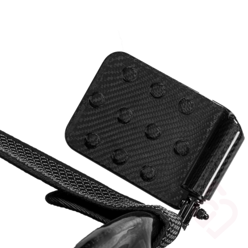 Apoio de pés rebatível da cadeira de rodas elétrica Martinika Carbon 12Ah, com superfície antiderrapante para apoiar os pés com maior segurança e conforto durante a utilização.