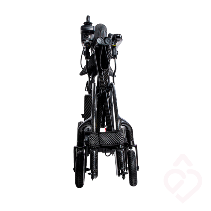 Cadeira de rodas elétrica Martinika Carbon 12Ah apresentada dobrada, com estrutura compacta em fibra de carbono. O sistema dobrável facilita o transporte e a arrumação, proporcionando maior praticidade nas deslocações e no dia a dia.