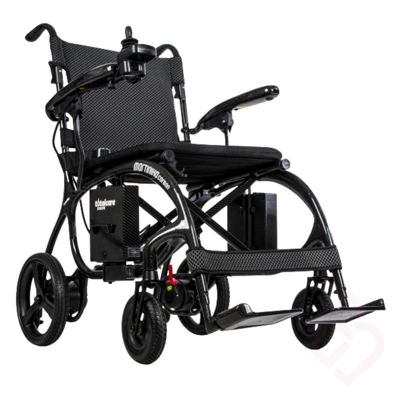 Cadeira de rodas elétrica Martinika Carbon 12Ah, com estrutura leve em fibra de carbono, comando por joystick, apoios de braços e apoios de pés. Concebida para proporcionar maior autonomia, conforto e facilidade de deslocação a pessoas com mobilidade reduzida.