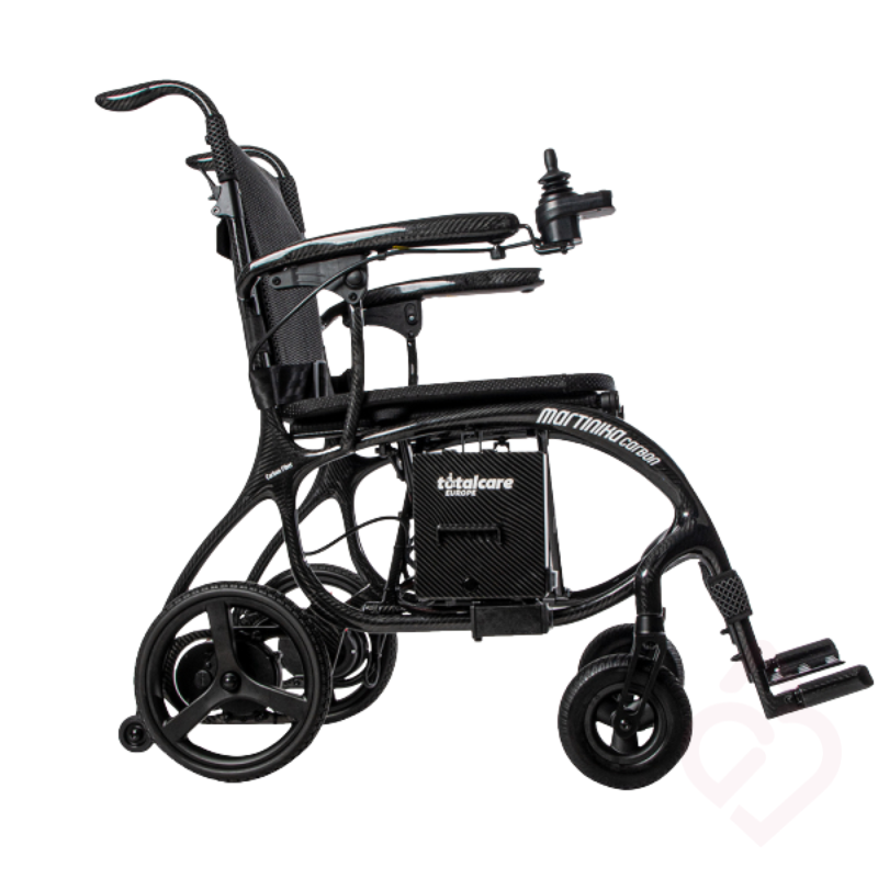 Cadeira de rodas elétrica Martinika Carbon 12Ah, com estrutura leve em fibra de carbono, comando por joystick, apoios de braços e apoios de pés. Concebida para proporcionar maior autonomia, conforto e facilidade de deslocação a pessoas com mobilidade reduzida.