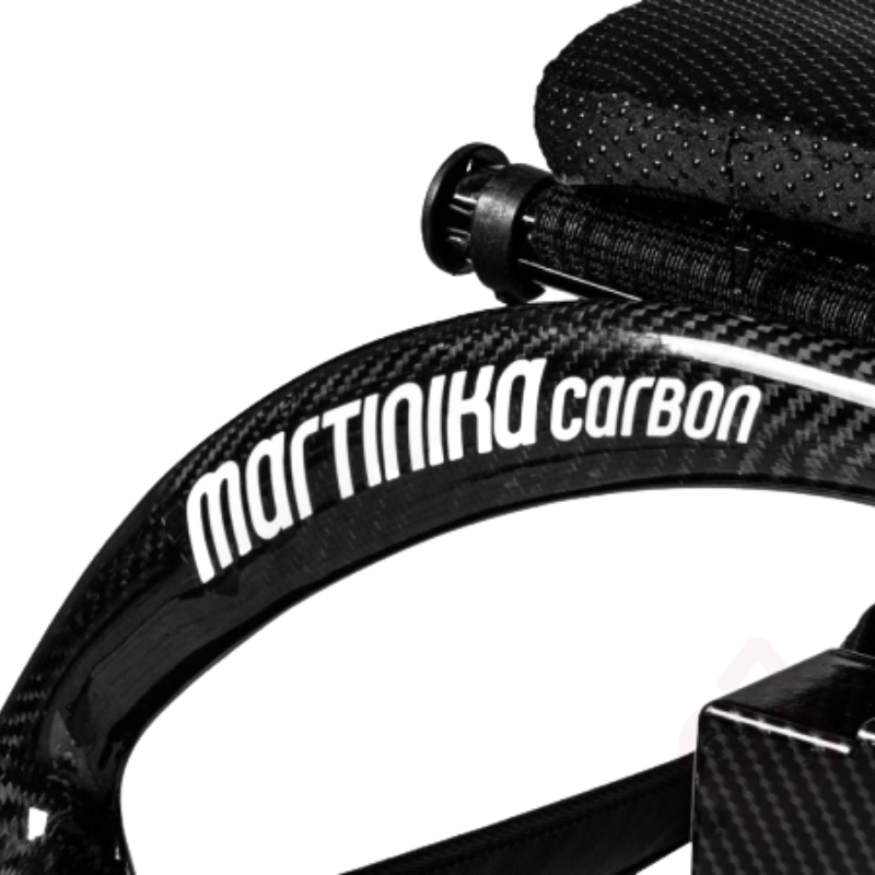 Estrutura em fibra de carbono da cadeira de rodas elétrica Martinika Carbon 12Ah. O carbono contribui para uma cadeira leve e resistente, facilitando o transporte e a utilização no dia a dia.