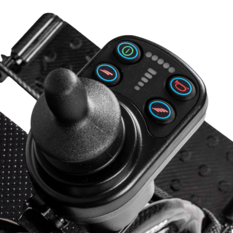 Comando joystick da cadeira de rodas elétrica Martinika Carbon 12Ah, com controlos de fácil acesso para conduzir a cadeira, regular a velocidade e acionar a buzina, proporcionando uma utilização simples e intuitiva.