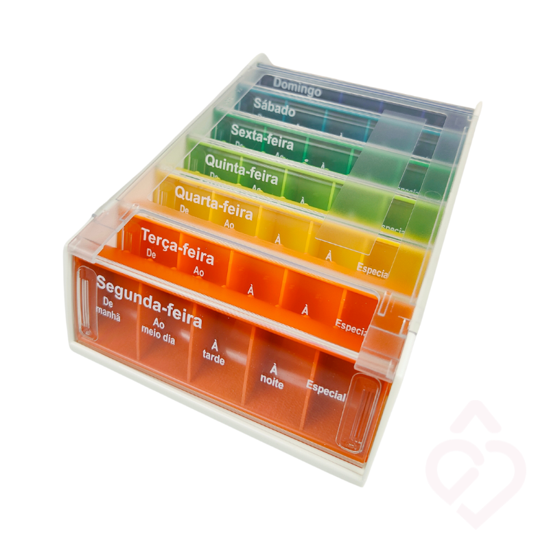 Organizador semanal de comprimidos com caixas coloridas para os sete dias da semana, cada uma com cinco compartimentos para diferentes tomas.