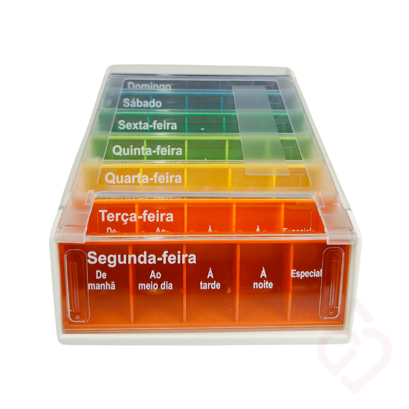 Organizador semanal de comprimidos com caixas coloridas para os sete dias da semana, cada uma com cinco compartimentos para diferentes tomas.