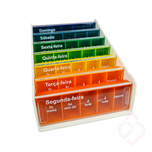 Organizador semanal de comprimidos com caixas coloridas para os sete dias da semana, cada uma com cinco compartimentos para diferentes tomas.