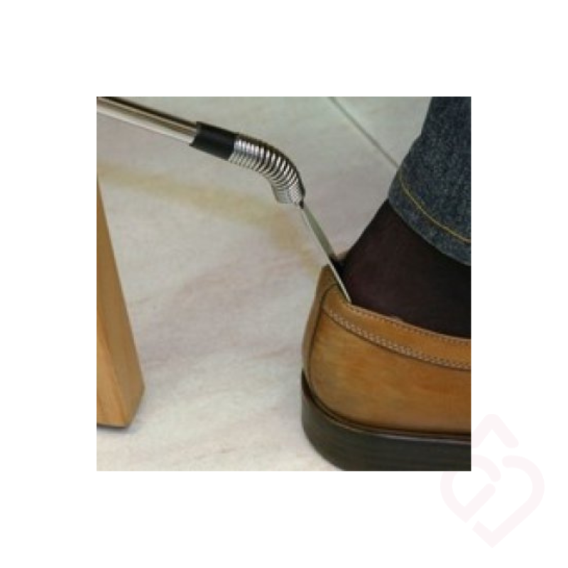 Calçadeira articulada de cabo comprido que facilita calçar os sapatos sem necessidade de se baixar.