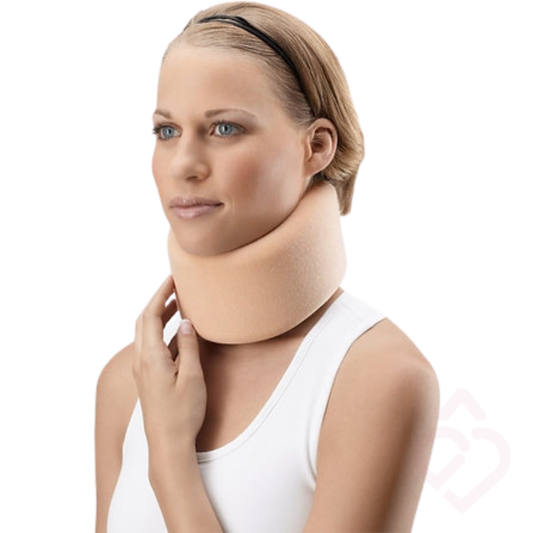 Mulher a utilizar um colar cervical macio em espuma bege para suporte do pescoço.