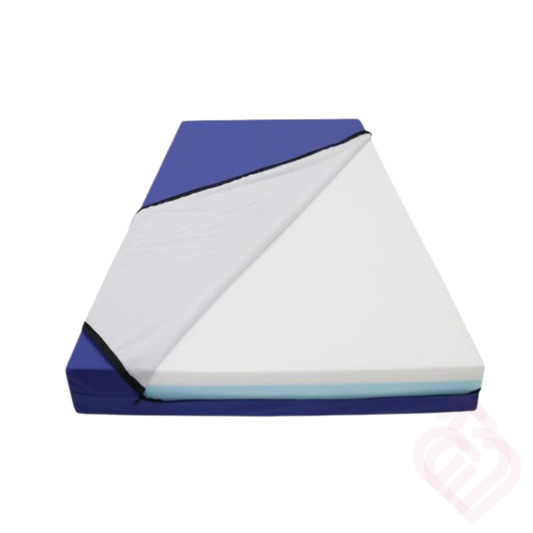 Colchão viscoelástico anti-escaras com capa removível e diferentes camadas de espuma, que ajuda a distribuir a pressão do corpo e proporciona maior conforto.