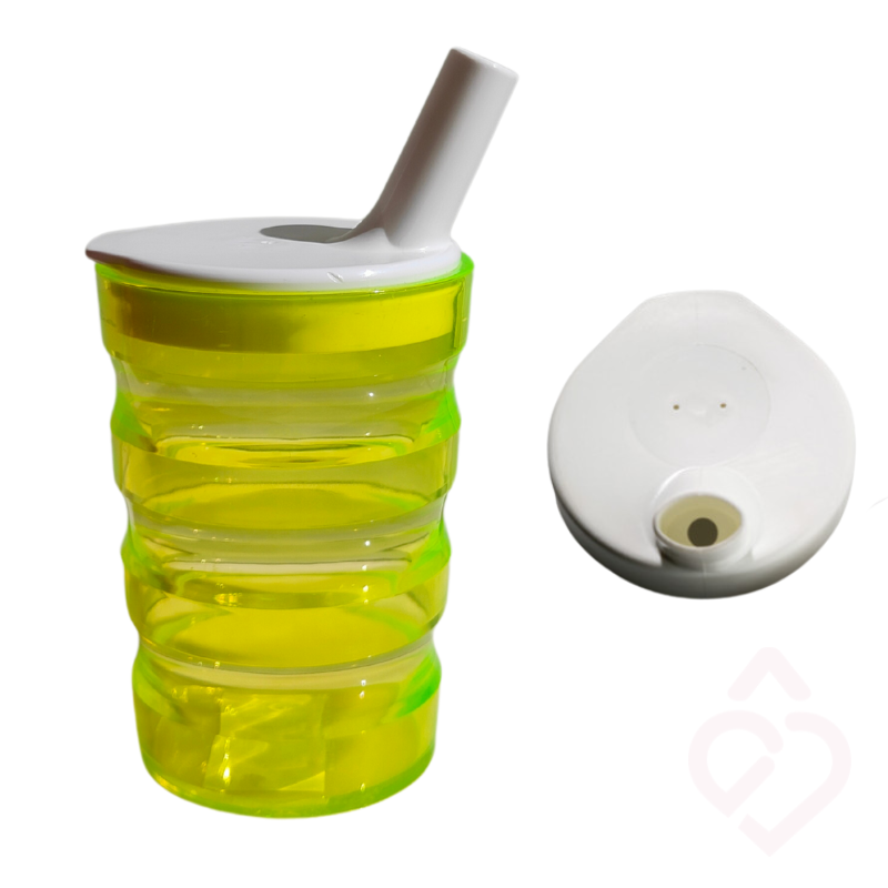 Copo ergonómico amarelo com tampa branca e bocal estreito.