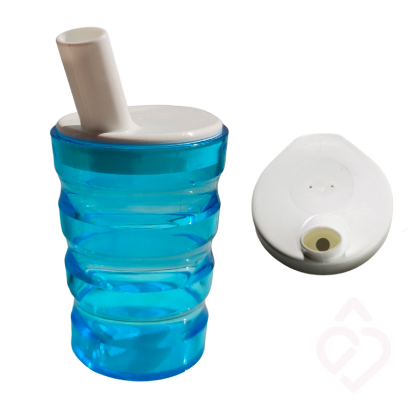 Copo ergonómico azul com tampa branca e bocal estreito.