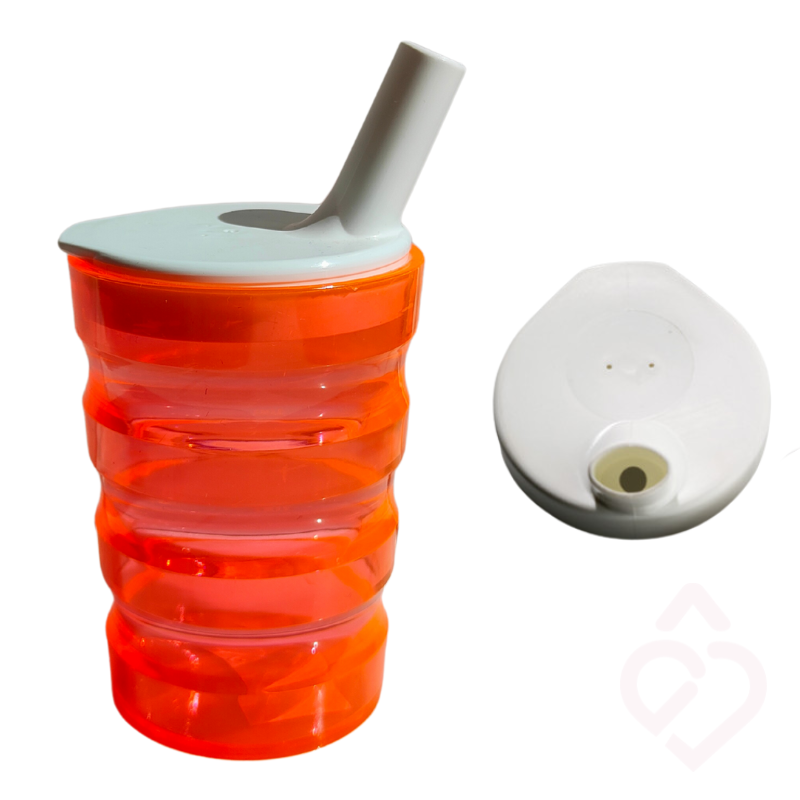 Copo ergonómico laranja com tampa branca e bocal estreito.