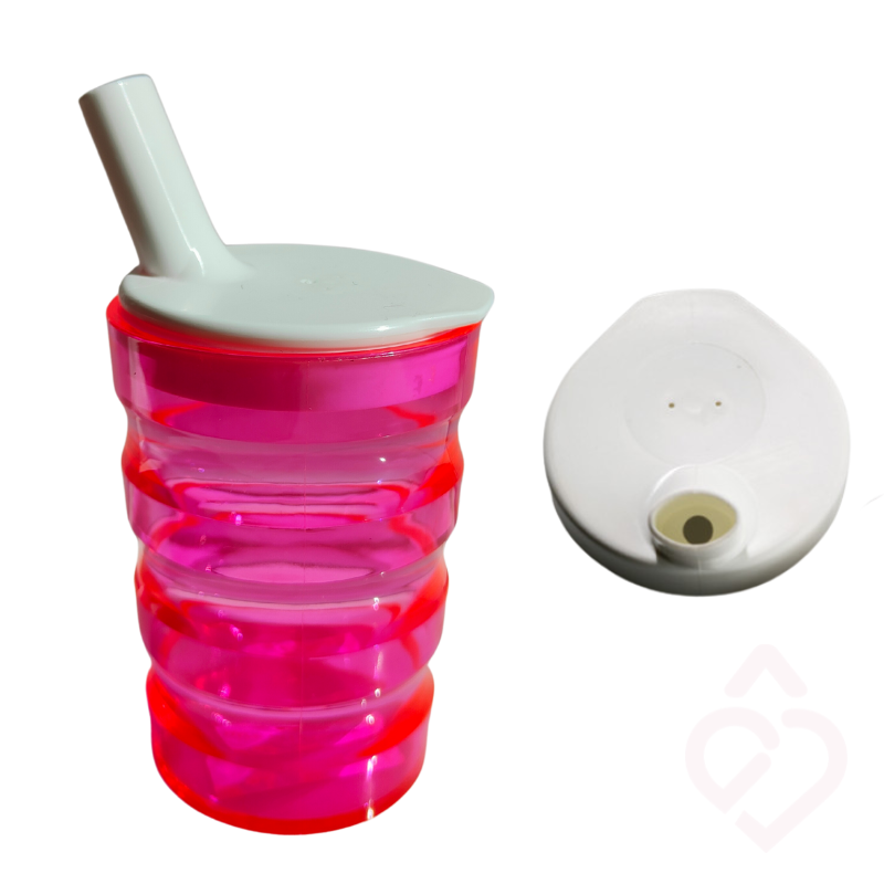 Copo ergonómico rosa com tampa branca e bocal estreito.