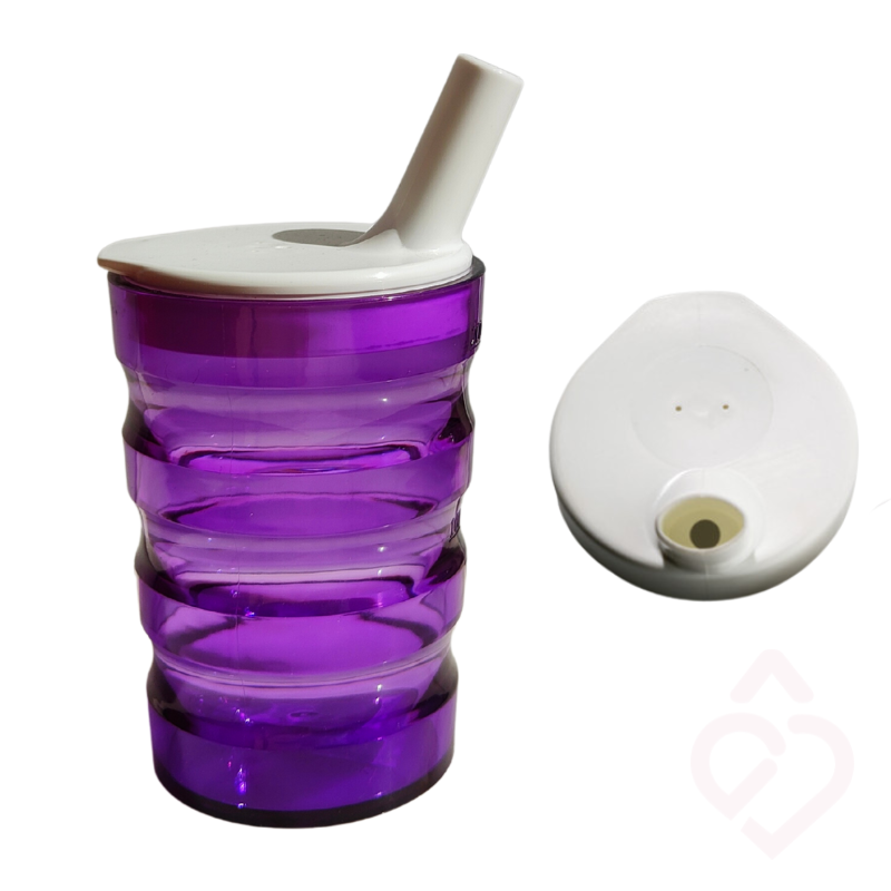 Copo ergonómico roxo com tampa branca e bocal estreito.