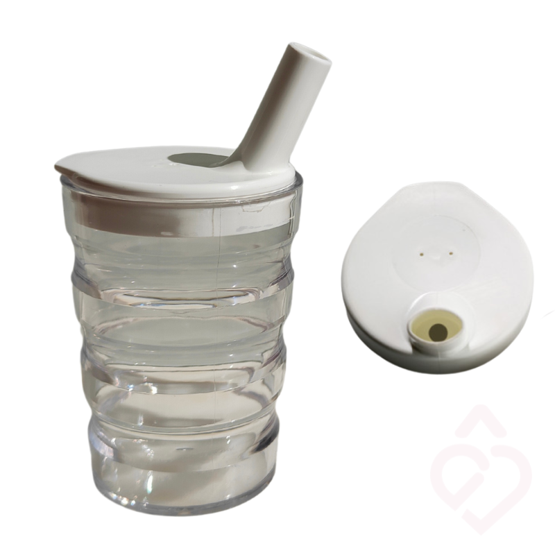 Copo ergonómico transparente com tampa branca e bocal estreito.