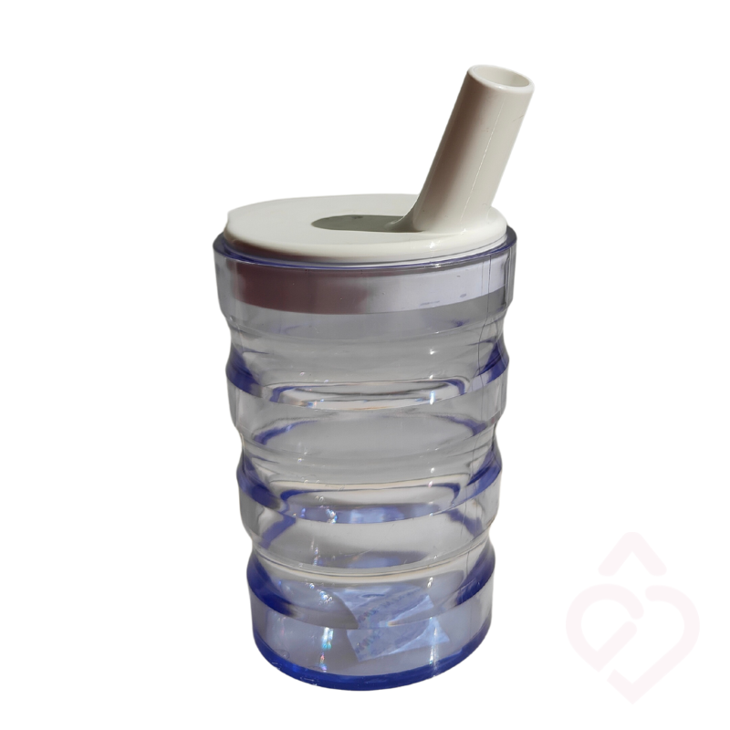 Copos ergonómicos com tampa branca e bocal estreito.