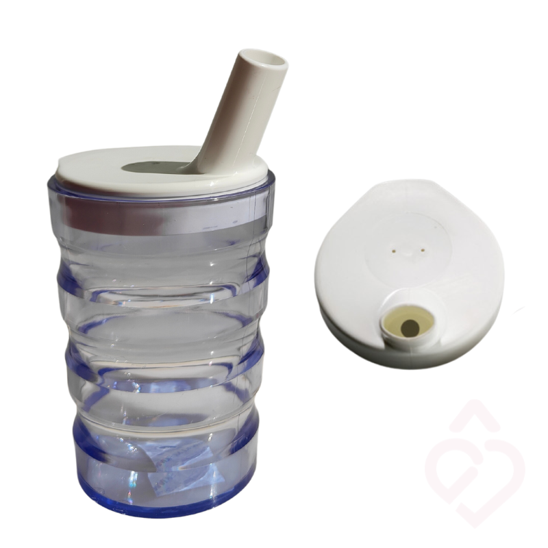 Copo ergonómico transparente azul com tampa branca e bocal estreito.