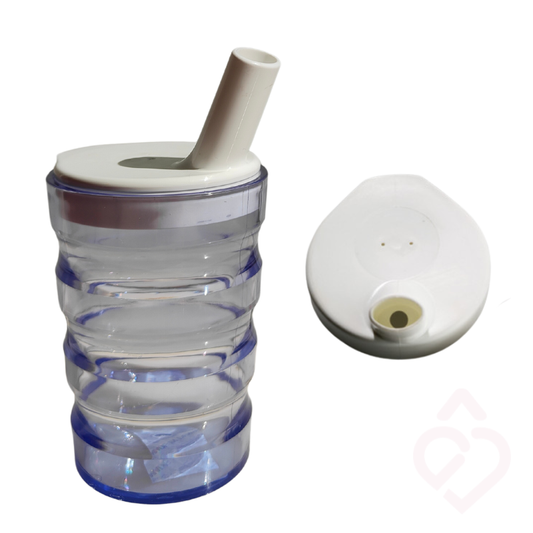 Copo ergonómico transparente azul com tampa branca e bocal estreito.
