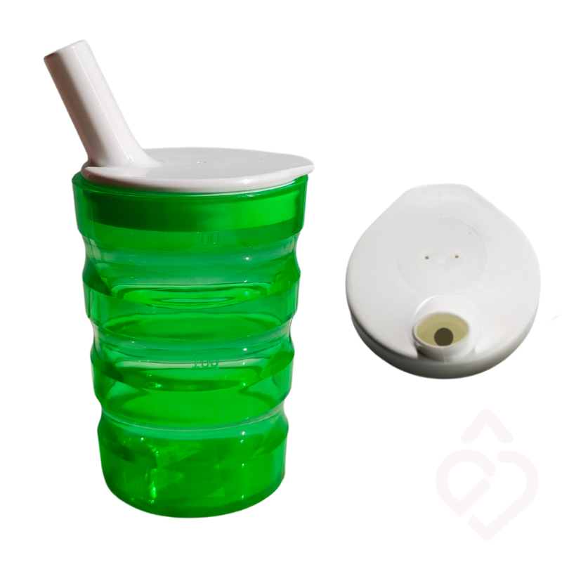 Copo ergonómico verde com tampa branca e bocal estreito.
