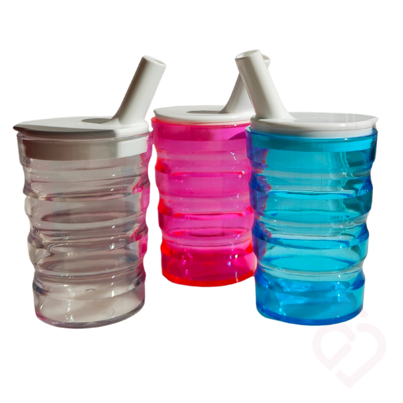 Copos ergonómicos de diversas cores com tampa branca