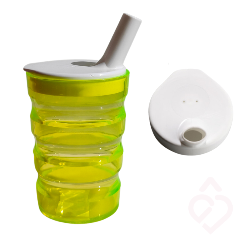 Copo ergonómico amarelo com tampa branca e bocal largo