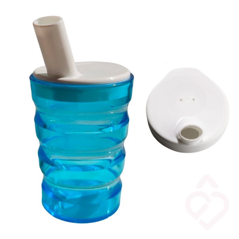 Copo ergonómico azul com tampa branca e bocal largo