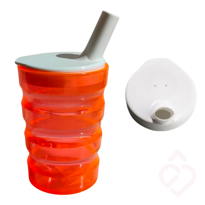 Copo ergonómico laranja com tampa branca e bocal largo