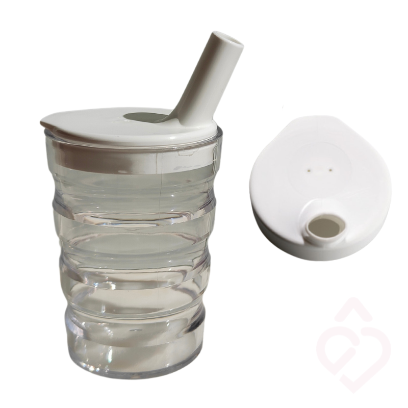 Copo ergonómico transparente com tampa branca e bocal largo