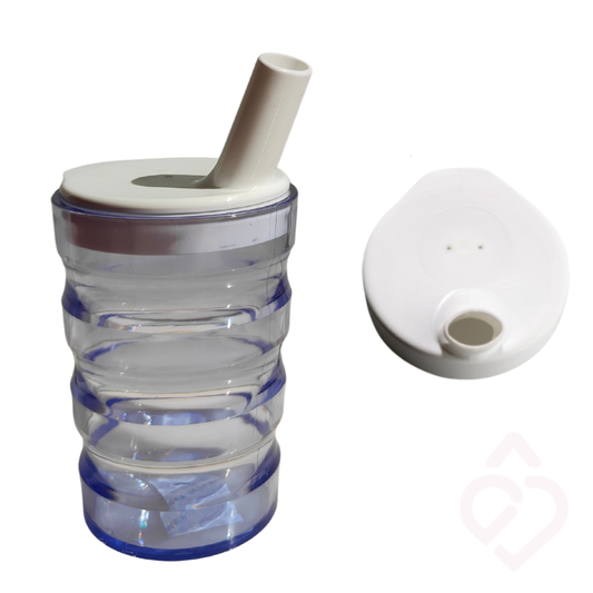 Copo ergonómico transparente com tampa branca e bocal largo