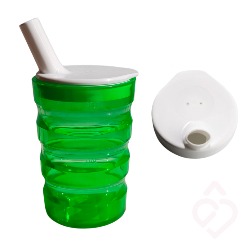 Copo ergonómico verde com tampa branca e bocal largo
